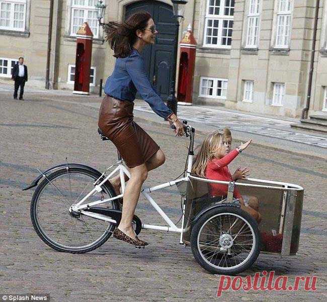 Принцесса Дании возит детей в сад на велосипеде - принцесса дании, принцесса Мери, фото, смотреть | РБК Украина