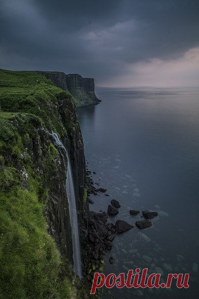 «На краю Земли». Водопад на острове Скай, Шотландия. Автор фото — Vitali Hantsevich, участник фотоконкурса «Время путешествий»: j.mp/NGTimeTravel