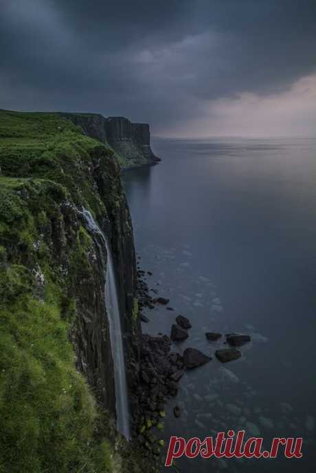 «На краю Земли». Водопад на острове Скай, Шотландия. Автор фото — Vitali Hantsevich, участник фотоконкурса «Время путешествий»: j.mp/NGTimeTravel