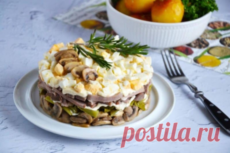 Салат с жареными грибами: слоёный разноцветный салат с потрясающим вкусом - На Кухне