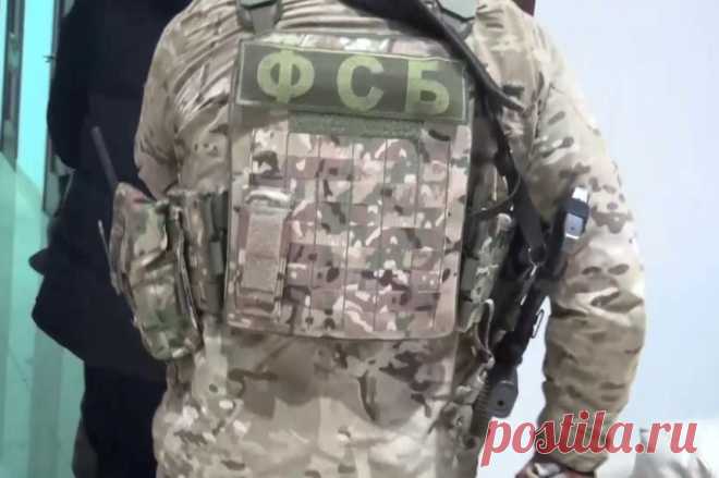 ФСБ задержала жителя Кемерово, который намеревался вступить в состав ВСУ. Мужчине вменяют обвинения в государственной измене и терроризме.