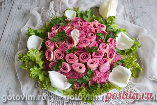 Слоеный салат с блинами «Букет роз» 


Предлагаем необычный способ украшения слоеного салата. Рецепт салата можно выбрать по своему вкусу. У нас он овощной с маринованными грибами. Последний слой украшен нарезанными роллами блинами, кот…