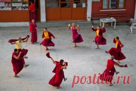Гимнастика тибетских лам. 10 простых упражнений утром | Эзотерика