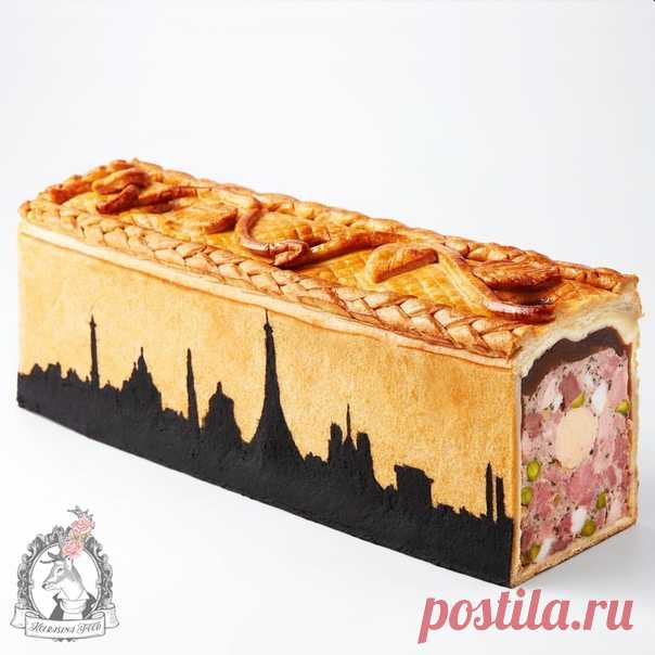 Французский мясной пирог (Pâte croûte) с фуа-гра
+ рецепт теста и поварской лайфхак, как сделать такой рисунок. Автор: Justin Schmitt
Прямой перевод Pâte croûte - это паштет в тесте.
— Достаточно плотное тесто, которое не размякнет в процессе приготовления.