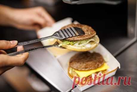 McDonald’s изменил рецепт «Биг Мака». Сеть ресторанов быстрого питания McDonald’s ввела новый способ приготовления «Биг Мака». Измененный рецепт предполагает разовую жарку небольшого количества котлет из говядины и большее использование соуса. Для приготовления используются более свежие соленые огурцы и салат, а на булочках бриошь рассыпаны семена кунжута.
