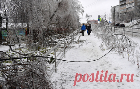 В России порядка 596,7 тыс. человек остаются без электроэнергии из-за непогоды. Энергетики продолжают аварийно-восстановительные работы