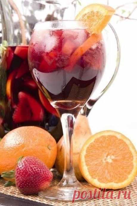 Сангрия (Sangria)

Самый популярный, разве что после пива и вина, напиток в Испании. Приготовленная правильно сангрия, не имеет ничего общего с синтетической покупной.

Ингредиенты:

1,2 л красного сухого вина
5 ст.л. сахара (или по вкусу)
Сок 1-го апельсина
2 апельсина, порезать полу кружочками
1 лимон, порезать полу кружочками
1 палочка корицы
50 мл бренди или коньяка
Для подачи:
200 мл сильно газированной воды (можно упустить.

Приготовление:

1) Смешать все фрукты для ...