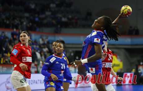 Сборная Франции стала первым финалистом женского чемпионата мира по гандболу. В полуфинале француженки обыграли команду Дании со счетом 23:22