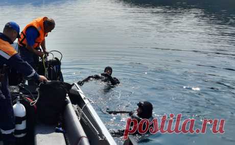 На Камчатке нашли тело одного из погибших при крушении Ми-8 пассажиров. В Курильском озере на Камчатке нашли тело одного из погибших при крушении экскурсионного вертолета Ми-8 пассажиров, сообщает Следственный комитет.