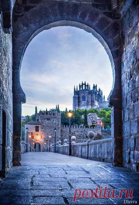 Church of San Juan de los Reyes viewed along Puente de San Martin, Toledo, Spain | Maria Elias приколол(а) это к доске Around The World