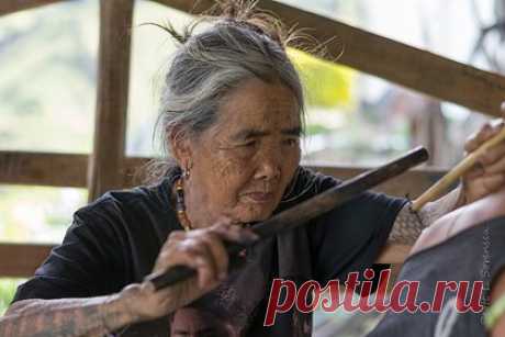 Самая старая татуировщица в мире попала на обложку Vogue. Филиппинская тату-мастер Апо Ванг-од, также известная как Мария Оггай, попала на обложку глянцевого журнала Vogue. 106-летняя женщина позирует в черной майке и юбке с пестрым принтом, подставив под подбородок руку. Ее образ дополняют массивные ожерелья, разноцветные серьги и ободок из камней.