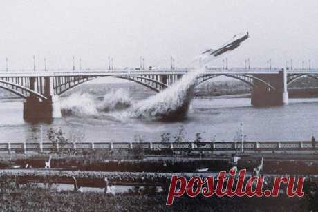 МИГ-17 пролетел под мостом | ДОСТОЙНАЯ ЖИЗНЬ НА ПЕНСИИ