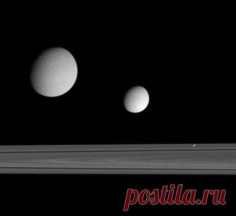 Семейный портрет из трех спутников Сатилометров от Сатурна. / Интересный космос