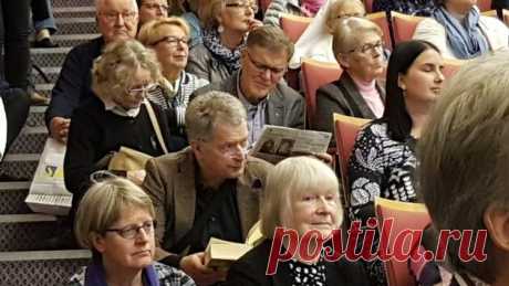 Финны в восторге от своего президента, который согласился сесть на пол — Рамблер/новости