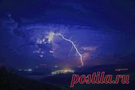 Красивые положительные разряды молний. Снято вблизи города Хвара, Хорватия в ночь на 16 августа 2015 / Социальная погода