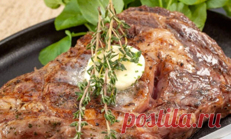 Делаем мясо вкуснее, пока оно отдыхает: кладем масло по совету повара - Steak Lovers - медиаплатформа МирТесен Когда кусок мяса или стейка только пожарен, не стоит торопиться и есть его сразу. Готовому мясу важно отдохнуть – за время отдыха волонка мяса становятся мягче, а текстура нежнее. В это время мясо наилучшим образом впитывает в себя дополнительные усилители сочности и вкуса. Самым простым их них