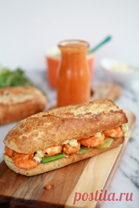 ​Сэндвич-гриль с креветками и острым соусом для пикника