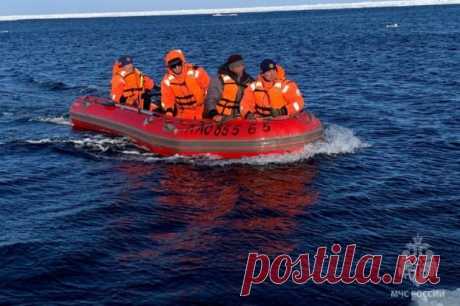 В Магаданской области более 20 рыбаков унесло в море на отколовшейся льдине. Спасатели провели эвакуацию.