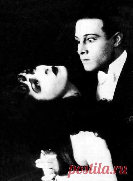 Рудольф Валентино (англ. Rudolph Valentino; 1895 — 1926) — американский киноактёр итальянского происхождения, идол эпохи немого кино. "Дама с камелиями" 1921 г.