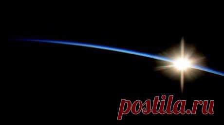 Восход Солнца над Землей, снятый с борта Международной космической станции / Взлом логики