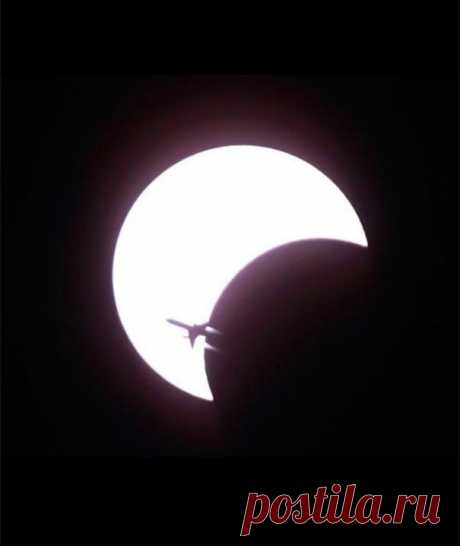 . Редкий Кадр
На этой фотографии мы видим силуэт самолета напротив первого солнечного затмения в этом десятилетии.