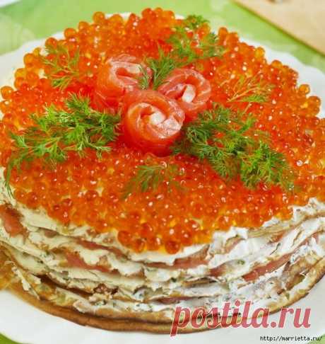 Блинный торт с красной рыбой, сливочным сыром и красной икрой