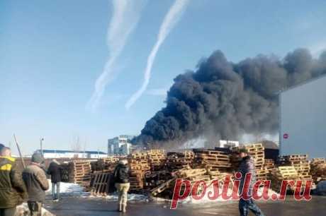 СК возбудил уголовное дело после пожара на полиэфирном заводе в Шахтах. В результате взрыва и последовавшего пожара пострадали 10 человек.