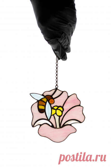 Bee and flower stained glass suncatcher Window hanging sun catcher Pin Enhance the ambiance of your space with our stunning bee and flower stained glass suncatcher. Handcrafted with meticulous attention to detail, this exquisite suncatcher showcases the delicate beauty of nature. Featuring a charming bee hovering over a vibrant flower, the stained glass design creates a mesmerizing play o