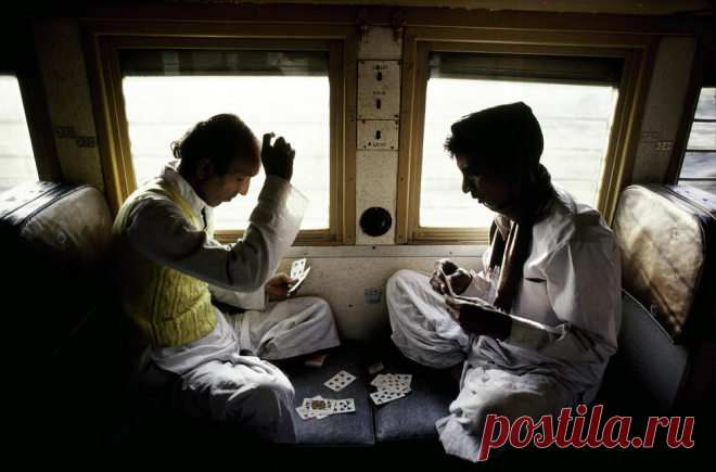 Индия, поезд Дакка-Пешвар, 1983 год. (Photo by Steve McCurry)  |  Серия фотографий легендарного Стива МакКарри «Сила игры» • НОВОСТИ В ФОТОГРАФИЯХ