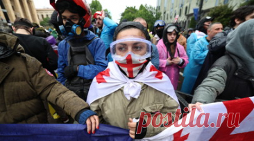 Толпа протестующих против закона об иноагентах начала шествие в Тбилиси. Толпа протестующих против закона об иноагентах направилась с территории парламента шествием по городу. Читать далее