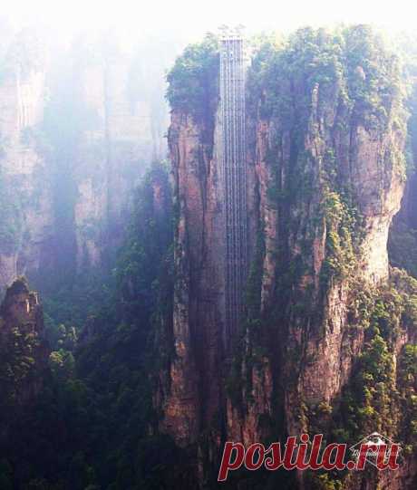 Лифт Ста Драконов находится в Китае в провинции Хунань