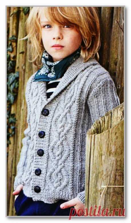 Вязание спицами для детей. Жакет с воротником шалька и с узором косы, для мальчика 6 (8) 10 (12) лет