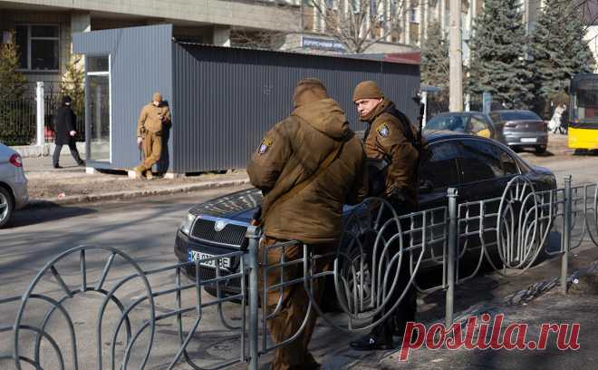 Трех киевских депутатов объявили уклонистами за службу в ВСУ «на бумаге». Три депутата городского совета Киева, записанные в Вооруженные силы Украины на бумаге, на самом деле уклонялись от службы, сообщил офис генерального прокурора страны в телеграм-канале.