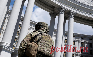 Германия выслала 7 солдат ВСУ за ношение экстремистской символики. Власти Германии обнаружили семь солдат Вооруженных сил Украины (ВСУ), проходивших обучение в бундесвере, которые носили символику правых экстремистов.