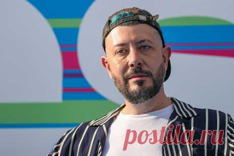 Артемий Лебедев назвал слово «россияне» идиотским. Блогер и дизайнер Артемий Лебедев назвал слово «россияне» идиотским. Дизайнер отметил, что оно было придумано бывшим президентом России Борисом Ельциным. «Всю жизнь всегда всех называли русскими, и это не означало, что человек именно русской национальности. Просто все жители России — русские», — заявил он.