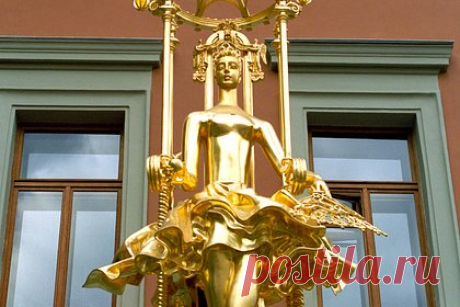 Не дающая покоя мужчинам не в себе статуя вернулась на Арбат. В Москве на улицу Арбат вернули пострадавший после нападения двух мужчин памятник-фонтан «Принцесса Турандот». На место вернули отломанный балдахин над троном и две стойки. Работы выполнили быстрее, чем планировалось — за три месяца, а не за полгода. Ранее на статую залезали мужчины, падали с нее и ломали.