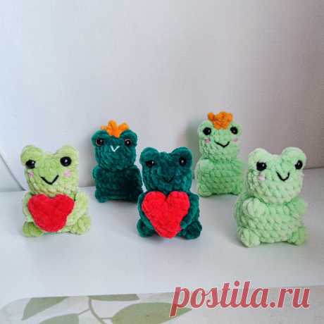 PDF Лягушка крючком. FREE crochet pattern; Аmigurumi toy patterns. Амигуруми схемы и описания на русском. Вязаные игрушки и поделки своими руками #amimore - маленький лягушонок из плюшевой пряжи, плюшевая лягушка с сердечком.