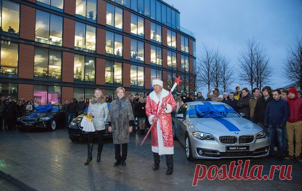 Олег Тиньков лично подарил восьми первым сотрудникам своего банка новенькие автомобили BMW 5 серии. Также в банке сегодня будет корпоратив с закрытым показом нового фильма «Джобс».