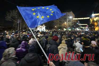 В Сербии оппозиция возобновила протесты против результатов выборов. Сербская оппозиция возобновила протесты против результатов парламентских выборов и действующего президента Сербии Александра Вучича. Как сообщается, 16 января несколько тысяч человек вновь вышли на улицы Белграда против результатов парламентских выборов 17 декабря и победы правящей Сербской прогрессивной партии.