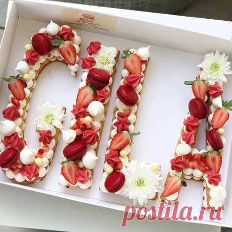 Happy Birthday Gila 🍭🍰🍓 #gargeran #biscuit #macarons #strawberry #meringue #flower #vanilla #cream #chocolate