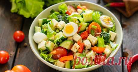 Салат из свежих овощей с адыгейским сыром и яйцом Быстрый и простой рецепт аппетитного низкокалорийного салата.