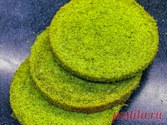 Шпинатный (изумрудный) бисквит для торта 🍃 Насыщенно зеленые коржи можно приготовить даже без капли красителя. 🍃Шпинатный, он же Изумрудный бисквит для торта 🍰 испечь очень просто, а получается он мягкий и вкусный, без привкуса шпината конечно.