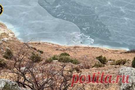 Появились кадры с места падения внедорожника с туристами в Приэльбрусье. Появилось видео с места падения внедорожника с туристами на озере Гижгит в Эльбрусском районе Кабардино-Балкарии. В ролике показан обрыв, с которого сорвался внедорожник Toyota Land Cruiser Prado. Машина упала в высокогорное озеро с высоты около 60 метров. Сообщалось, что туристы ехали на экскурсию.
