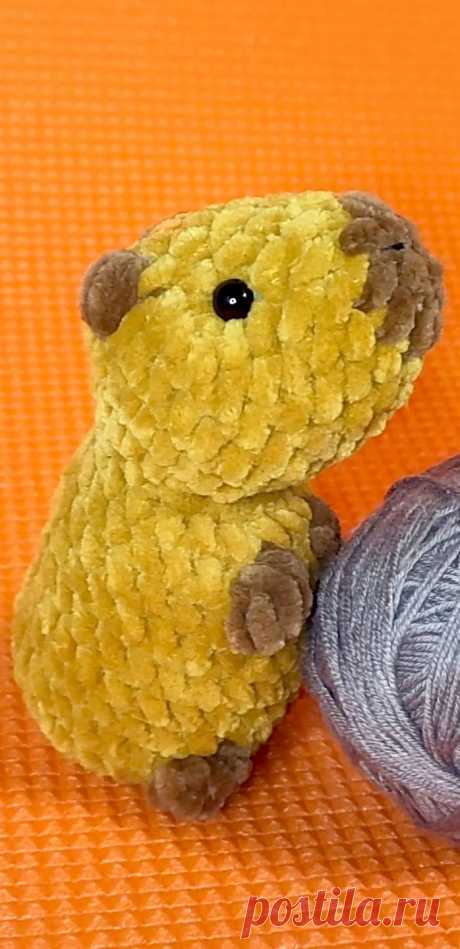 PDF Капибара - брелок крючком. FREE crochet pattern; Аmigurumi animal patterns. Амигуруми схемы и описания на русском. Вязаные игрушки и поделки своими руками #amimore - маленький брелок в виде капибары из плюшевой пряжи, плюшевая капибара, зверёк.