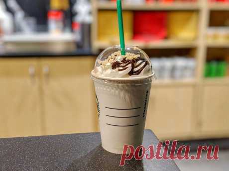 Фраппучино (Frappuccino) Фраппучи́но (англ. frappuccino) — холодный кофейный напиток, продающийся в мировой сети кофеен Starbucks. Название «фраппучино» получено путём сложения слов «фраппе»