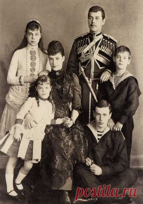 Empress Maria Feodorovna with her five children.
High Victoriana  |  Pinterest • Всемирный каталог идей