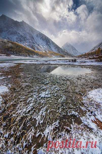 Морозное утро на Аккеме. Алтай, Россия. Автор фото — Станислав Аристов: nat-geo.ru/photo/user/50865/