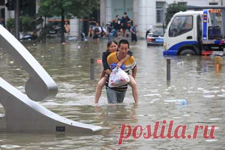 В результате наводнения в Китае число жертв выросло до 25 человек. В результате наводнения в городе Чжэнчжоу, китайской провинции Хэнань число жертв выросло до 25 человек. По заявлениям местных властей, еще семеро числятся пропавшими без вести. Сотни тысяч человек эвакуированы и доставлены в безопасные места. От разрушительных последствий потопа пострадали 36 тысяч человек.