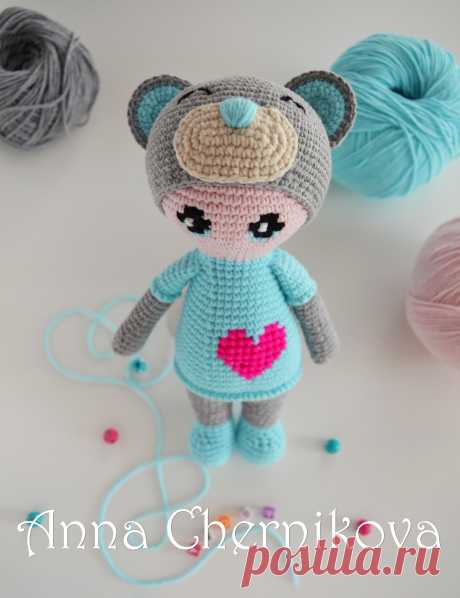 PDF Пупс в костюмчике мишки. FREE amigurumi crochet pattern. Бесплатный мастер-класс, схема и описание для вязания игрушки амигуруми крючком. Вяжем игрушки своими руками! Кукла, куколка, doll in a teddy bear costume. #амигуруми #amigurumi #amigurumidoll #amigurumipattern #freepattern #freecrochetpatterns #crochetpattern #crochetdoll #crochettutorial #patternsforcrochet #вязание #вязаниекрючком #handmadedoll #рукоделие #ручнаяработа #pattern #tutorial #häkeln #amigurumis #dolls