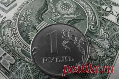 Экономист Латыпов объяснил новый прогноз Минэка об ослаблении курса рубля. Это произойдет из-за снижения цен на нефть и объемов экспорта.